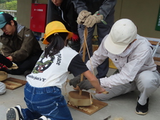 専用の道具を使って火おこし