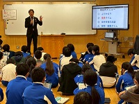 東小の「未来プロジェクト」でゲストティーチャーとして6年児童に話す市長