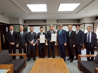 飛騨法人会のみなさんと提言書を受領した市長、議長ら
