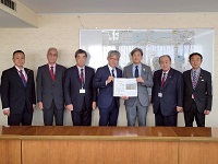 中部縦貫自動車道整備促進に関する合同要望書を手に森本輝国土交通省中部地方整備局長らと協議会メンバー