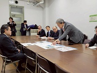 山川清徳財務省主計局主計官に対し中部縦貫自動車道整備促進に関する合同要望を行う市長