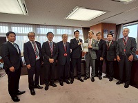 合同要望面談を行った加藤竜祥国土交通大臣政務官と協議会メンバー