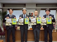 ユーターンシップの和仁直久代表らと企業相談会のチラシを手に記念撮影