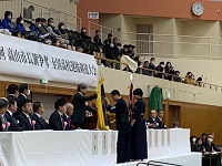 高山市長旗を市長へ返還する前回優勝校の選手ら