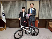 世界大会での準優勝を報告した吉田実央さんと市長