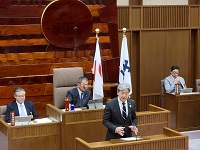 一般質問で答弁する市長