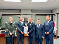 市長へ要望書を手交する平田美年協議会長ら