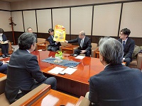 打保達也高山たばこ販売協同組合理事長らと面談する市長