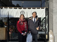 移転オープンした店舗前で寺田社長と市長