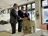 飛騨ほおのき平スキー場オープンセレモニーで鏡開きを行う市長ら