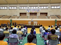 市スポーツ少年団大会であいさつする市長