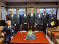 栗本義浩市消防団長ら役員のみなさんと市長