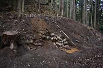 広瀬城跡本丸下の石積み写真