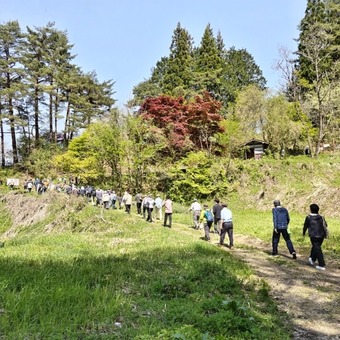 広瀬城跡へ向かう参加者たち