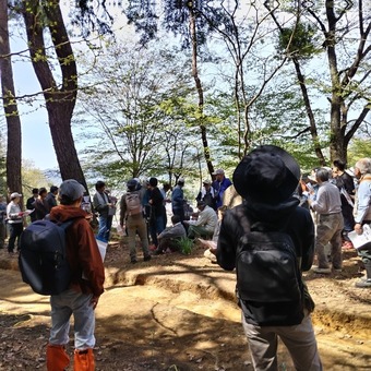 広瀬城跡二ノ丸で解説を聞く参加者たち