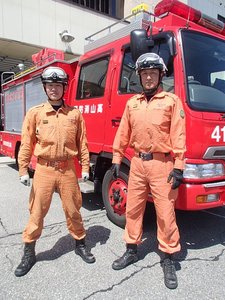 オレンジ色の服で救助服の写真