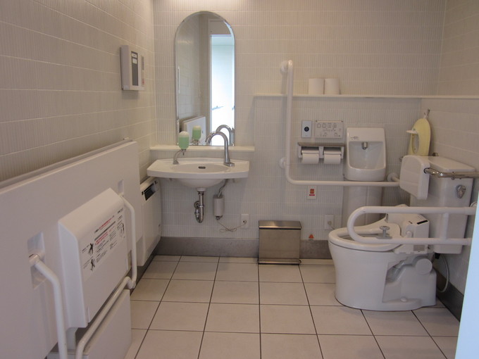 東西自由通路 トイレの中